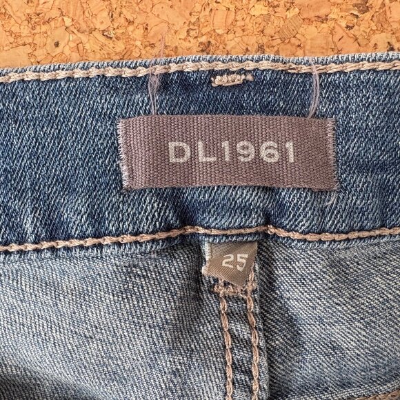 DL1961 Maternity Shorts - Sz. 25 - Picture 2 of 3